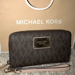 Jet Set Travel Large Smartphone Wristlet